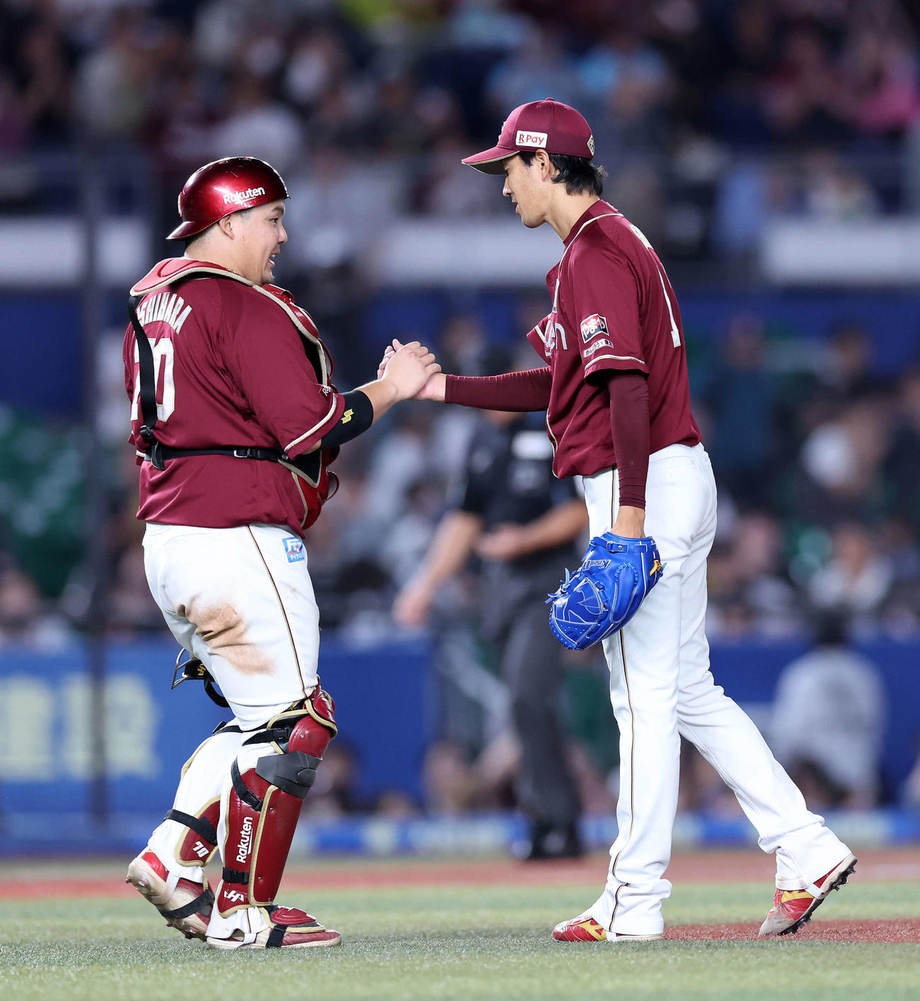 ロッテ対楽天　完封勝利し握手する楽天岸（右）と石原（撮影・鈴木正人）
