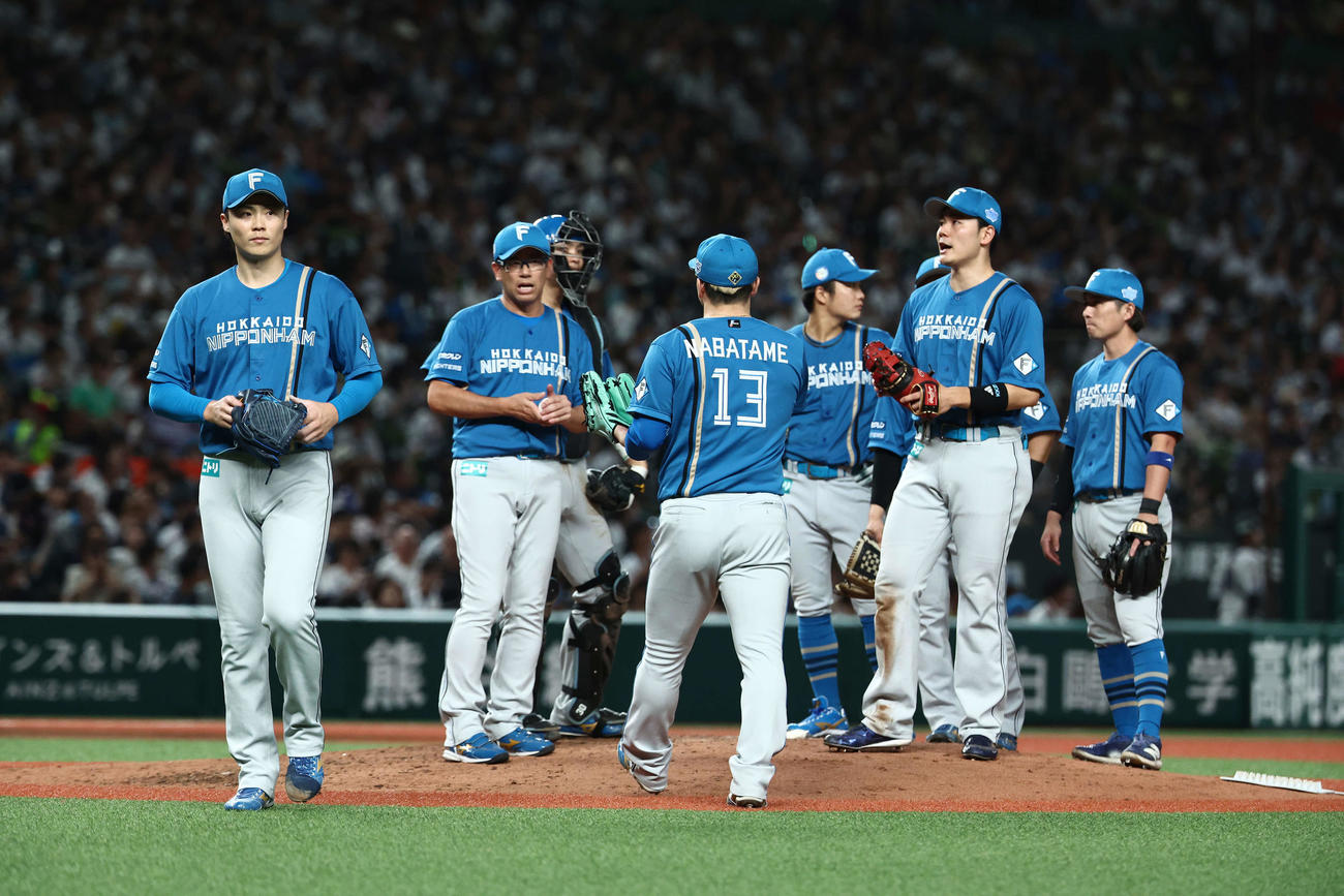 西武対日本ハム　6回裏西武無死、降板する山崎（左）（撮影・河田真司）