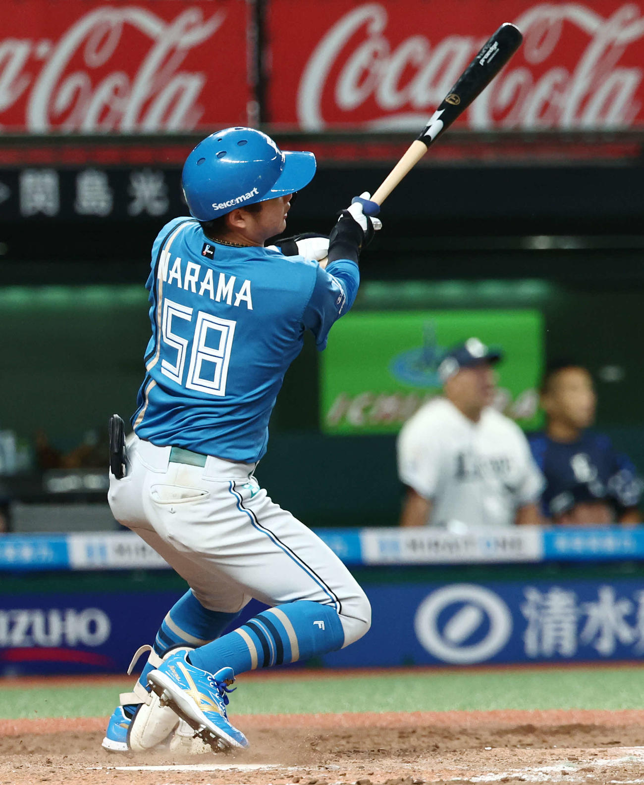 西武対日本ハム　8回表日本ハム2死一塁、左翼線に適時二塁打を放つ奈良間（撮影・河田真司）