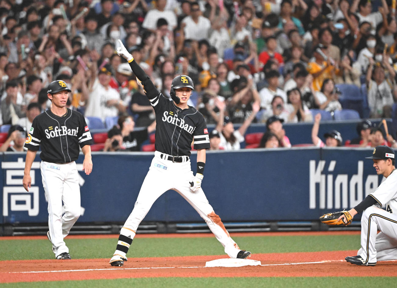 オリックス対ソフトバンク　4回表ソフトバンク2死一、二塁、左中間を破る適時三塁打を放った周東はポーズ（撮影・和賀正仁）