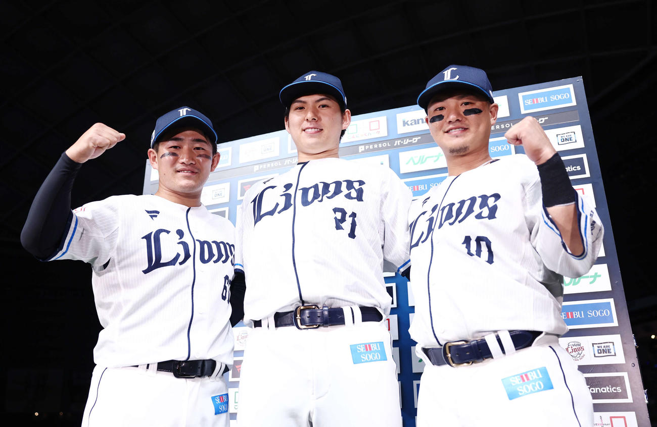西武対日本ハム　日本ハムに勝利し、お立ち台で写真に納まる西武の、左から野村、武内、佐藤龍（撮影・河田真司）