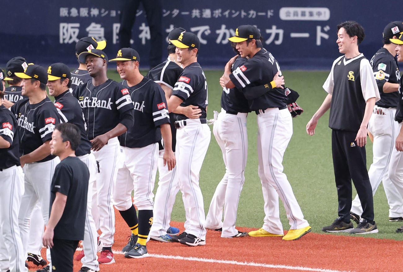 オリックス対ソフトバンク　ナインを出迎える柳田（撮影・梅根麻紀）