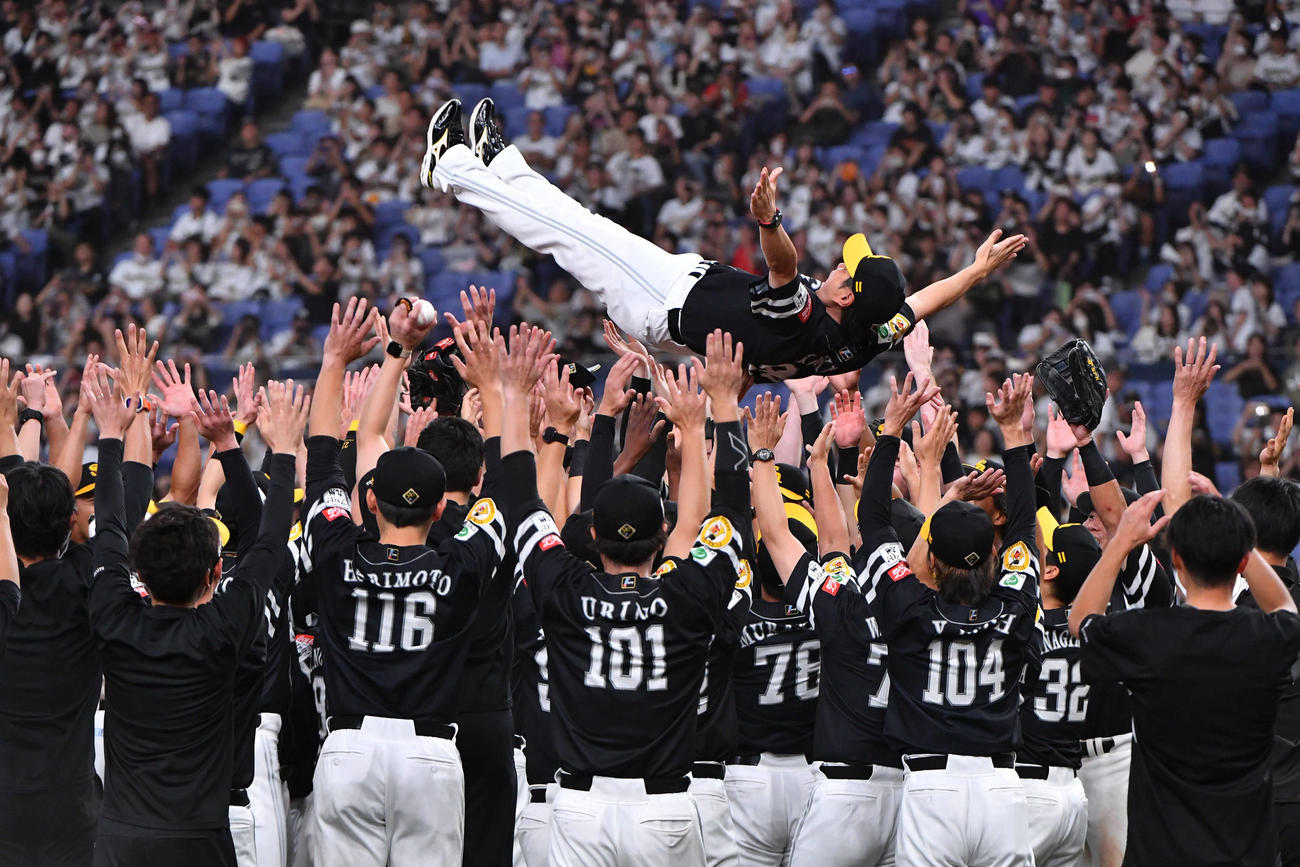 オリックス対ソフトバンク　リーグ優勝を決め、ナインから胴上げされる小久保監督（撮影・岩下翔太）