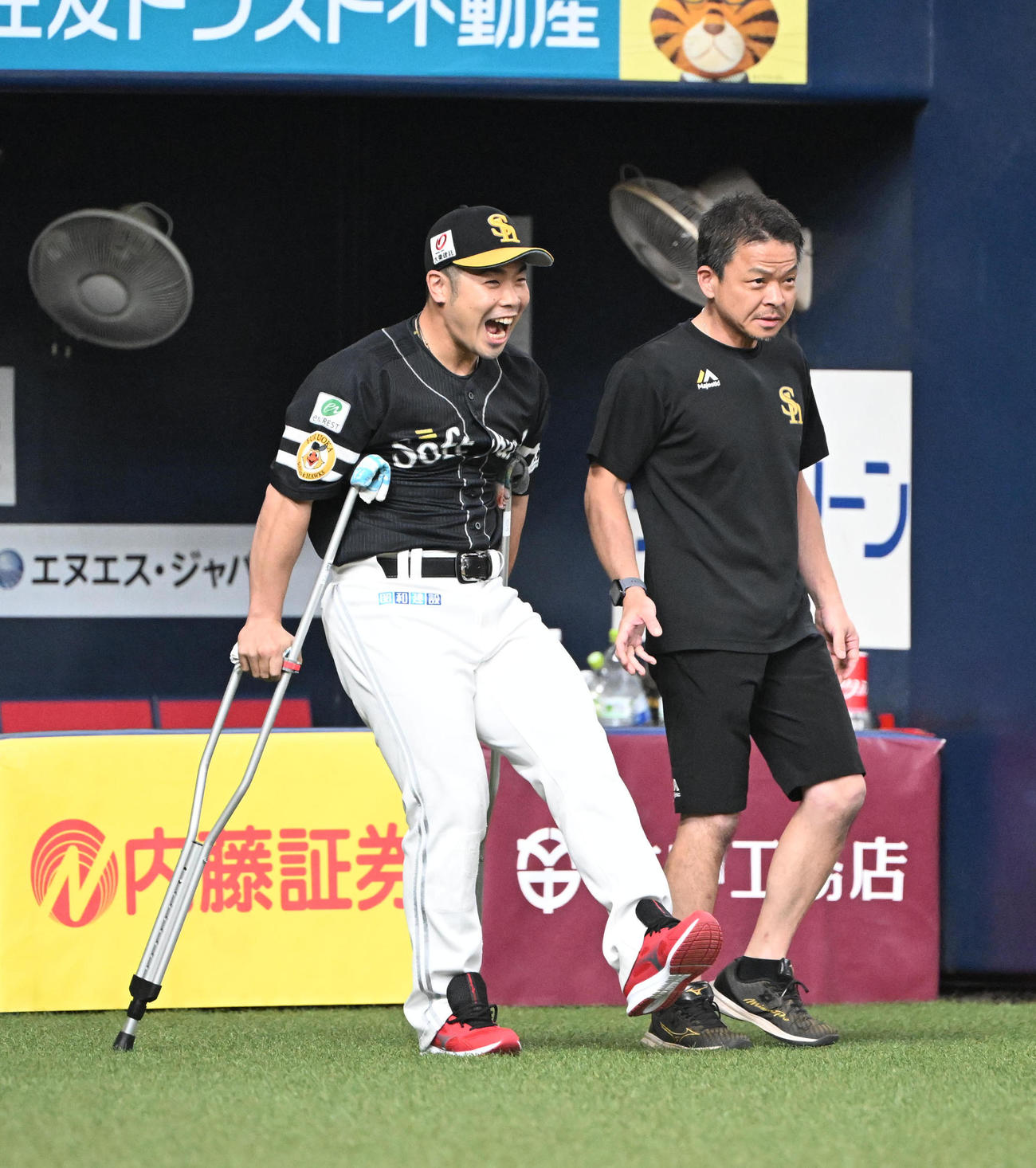 オリックス対ソフトバンク　松葉杖つきながらマウンのに向かう近藤（撮影・和賀正仁）