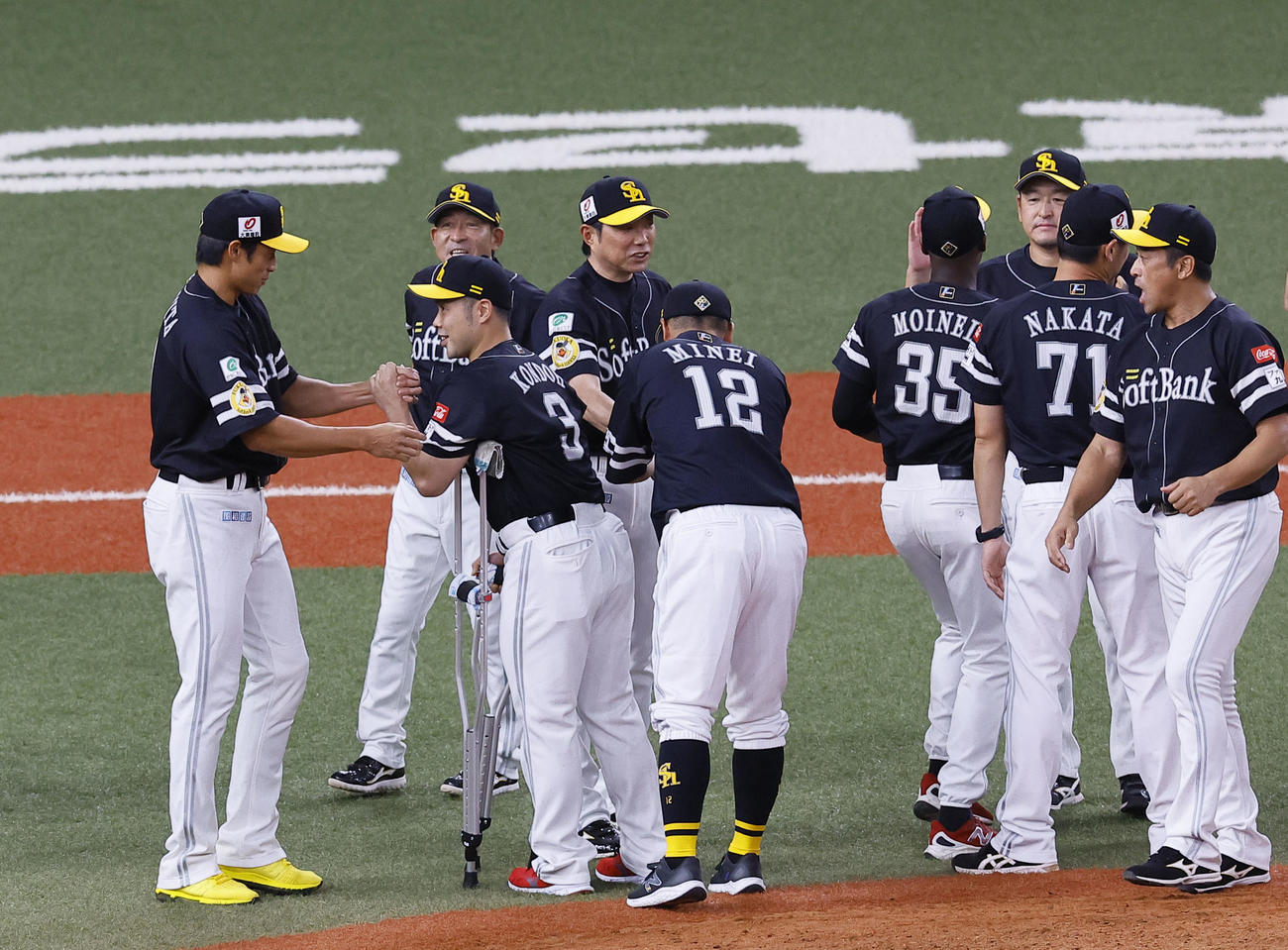 オリックス対ソフトバンク　リーグ優勝を決め握手を交わすソフトバンク柳田（左端）と近藤（撮影・藤尾明華）