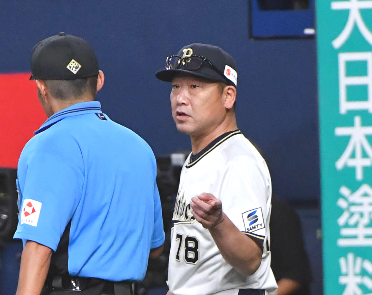 オリックス対ソフトバンク　8回表ソフトバンク無死三塁、栗原の一ゴロをファウルと判定され、抗議する中嶋監督（撮影・岩下翔太）