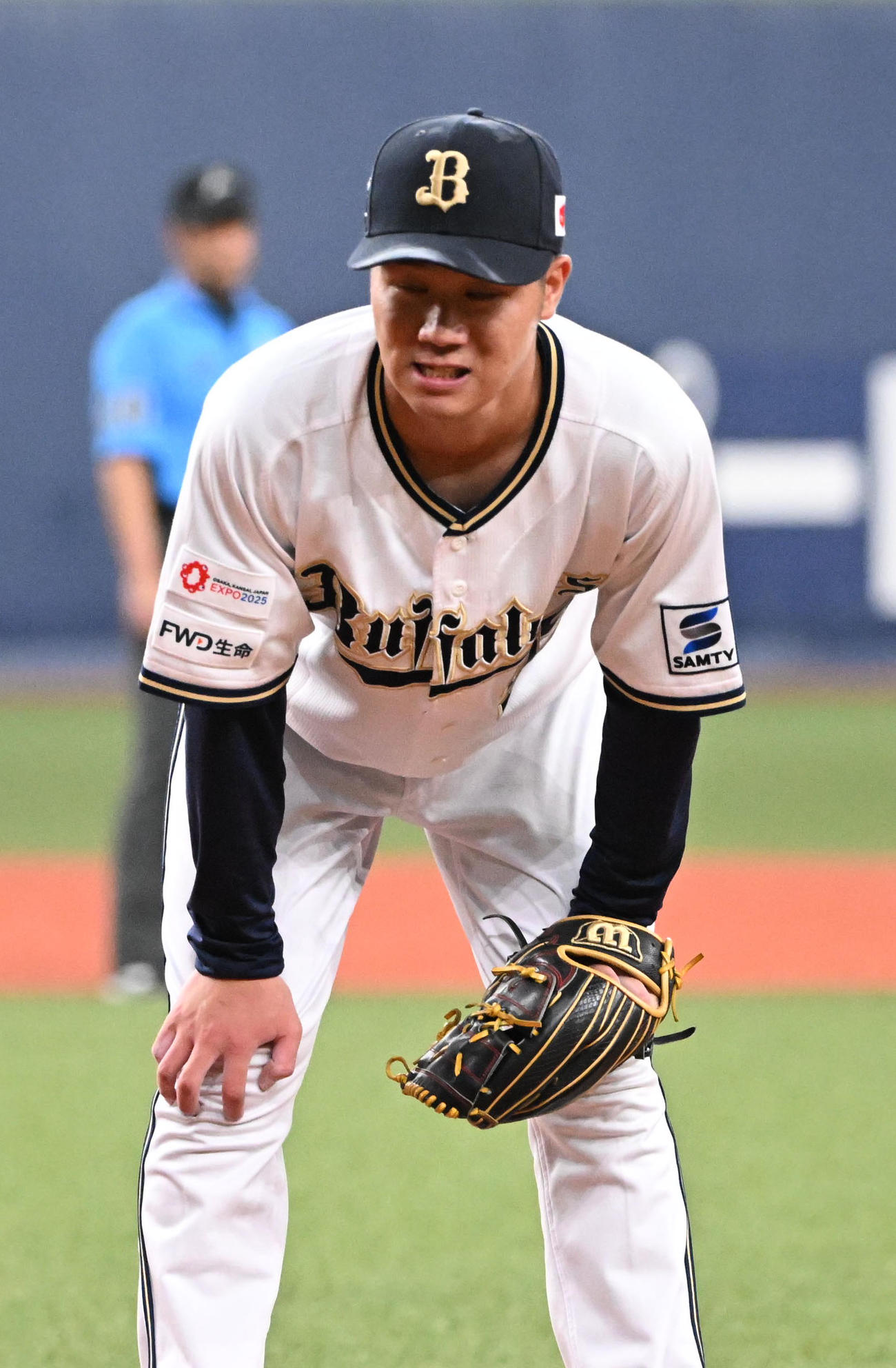 オリックス対ソフトバンク　4回表ソフトバンク2死一、三塁、川村の打球が適時内野安打となり両膝に手をやる才木（撮影・和賀正仁）