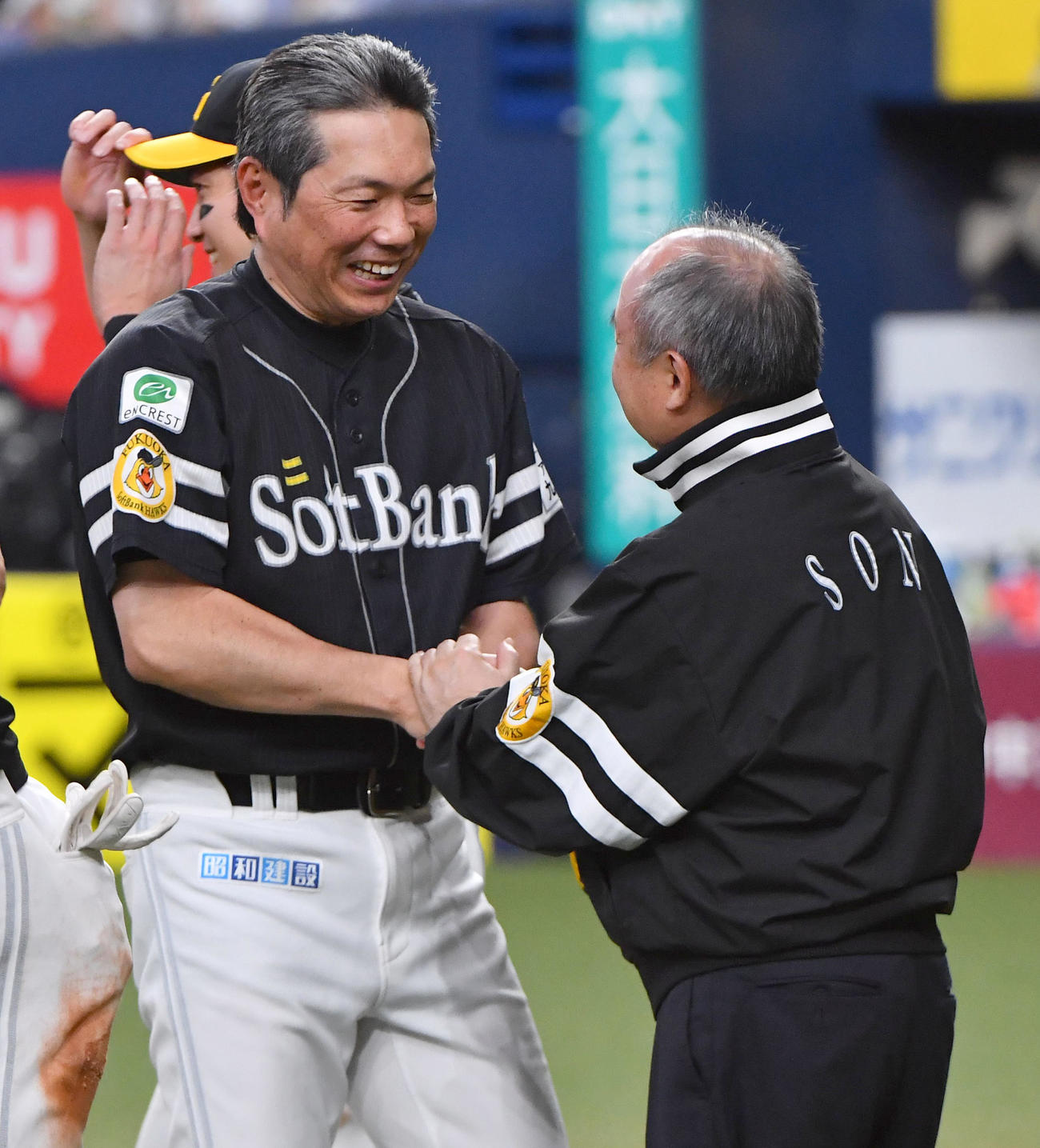 オリックス対ソフトバンク　リーグ優勝を決め、孫オーナー（右）と握手を交わす小久保監督（撮影・岩下翔太）