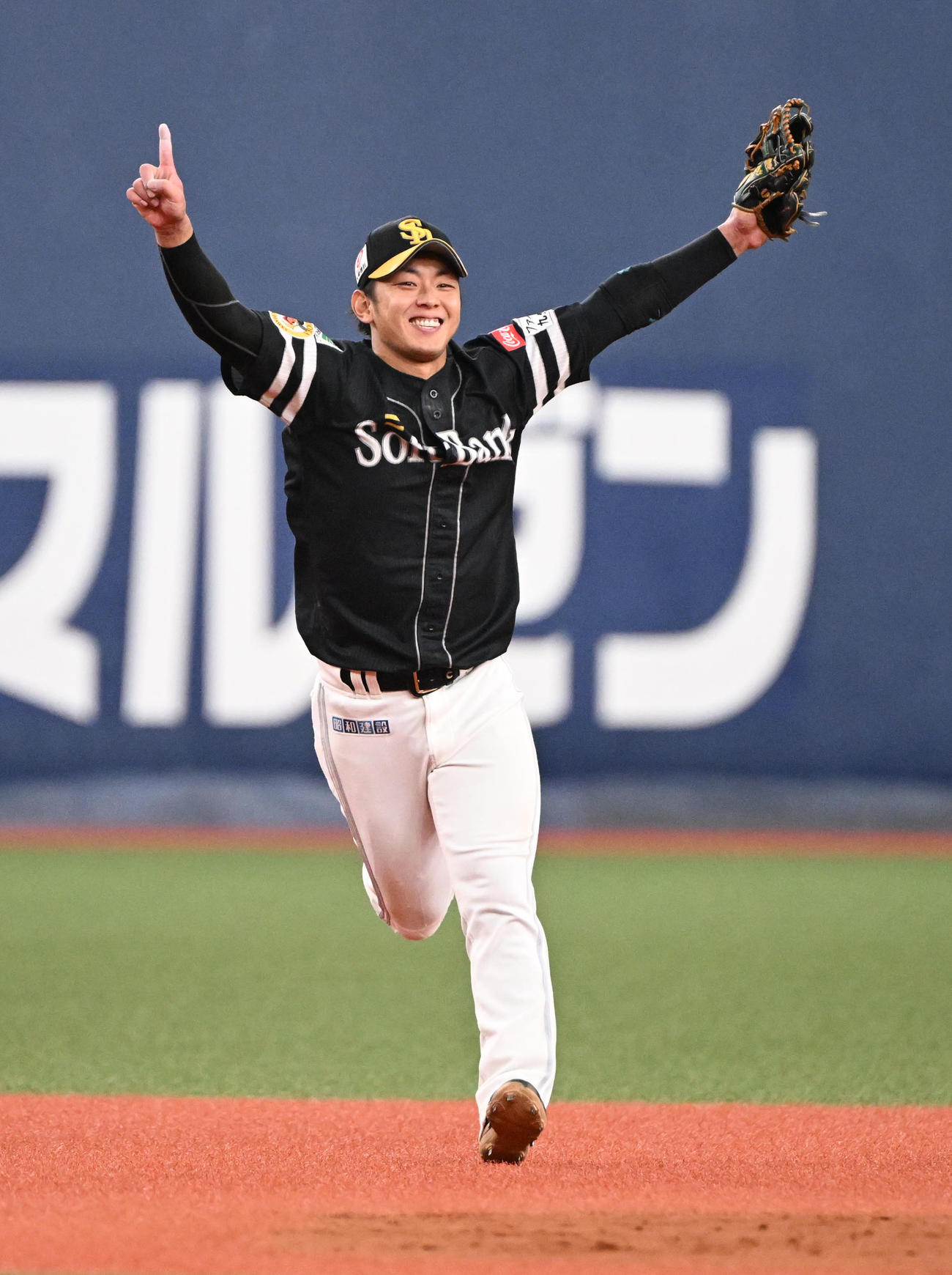 オリックス対ソフトバンク　リーグ優勝を果たしマウンドにバンザイしながら駆け寄るソフトバンク今宮（撮影・和賀正仁）