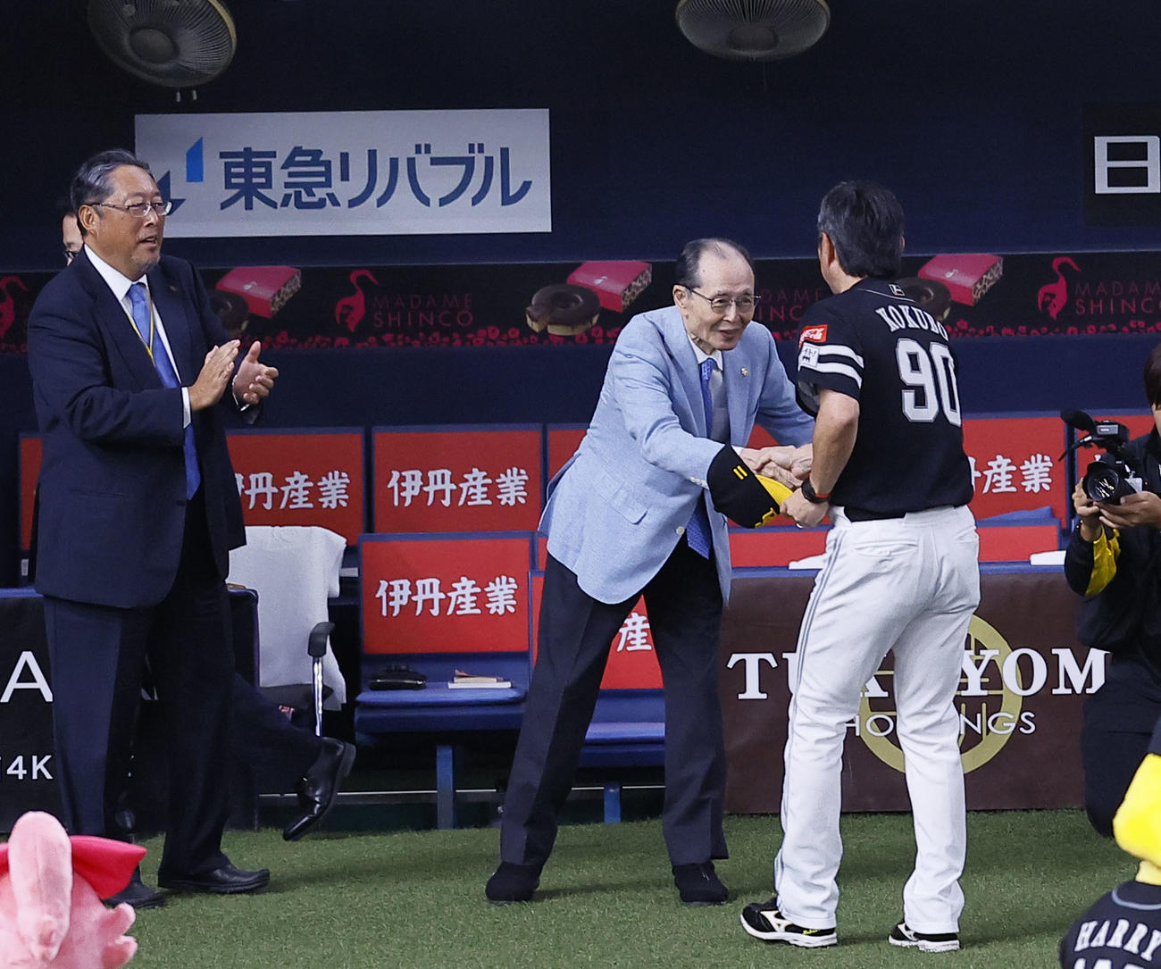 オリックス対ソフトバンク　リーグ優勝を決め、小久保監督（右）と握手を交わすソフトバンク王球団会長（撮影・藤尾明華）