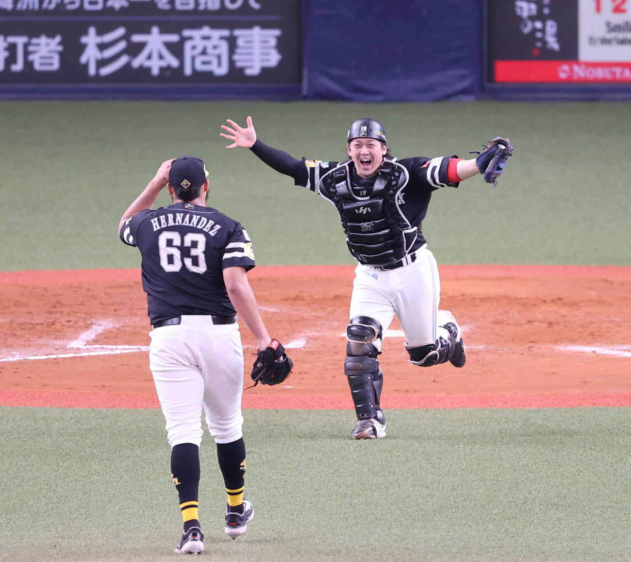 オリックス対ソフトバンク　リーグ優勝を飾ったソフトバンクナインは歓喜の表情（撮影・梅根麻紀）