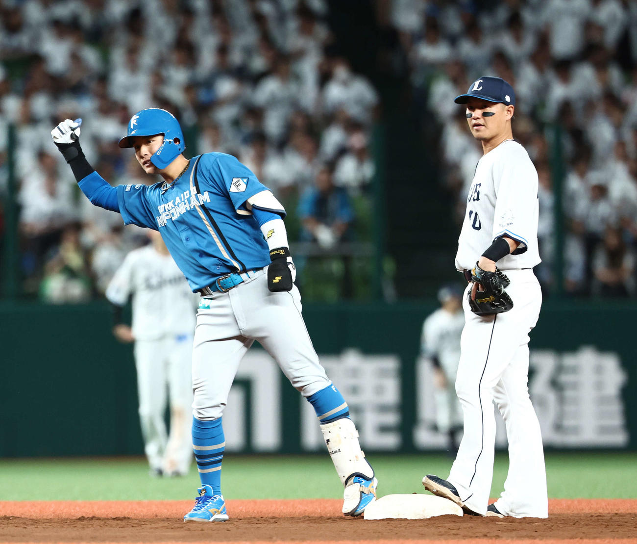 西武対日本ハム　8回表日本ハム2死一塁、適時二塁打を放ちガッツポーズする奈良間（左）（撮影・河田真司）