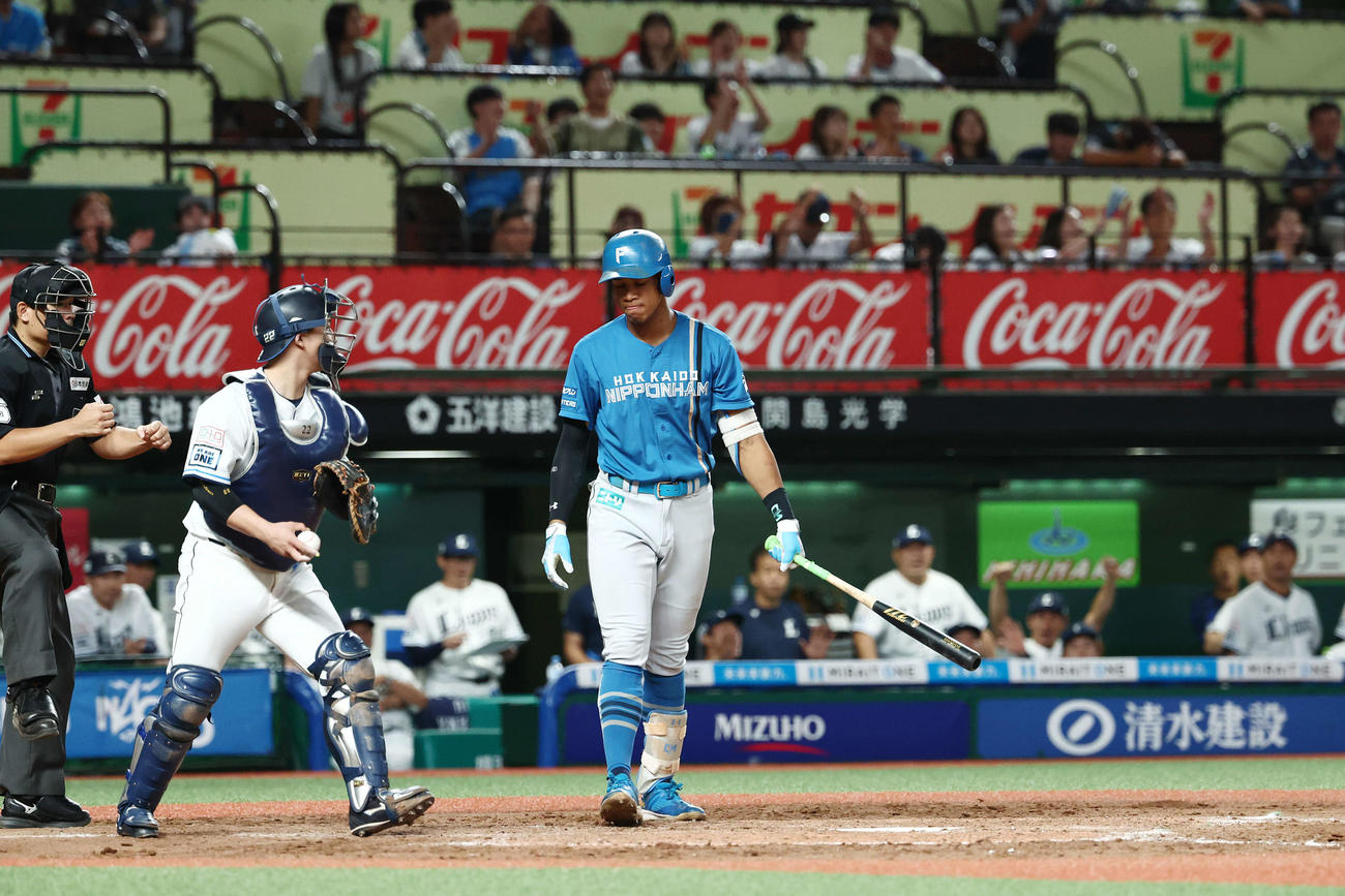 西武対日本ハム　9回表日本ハム1死一、三塁、見逃し三振に倒れる万波（撮影・河田真司）