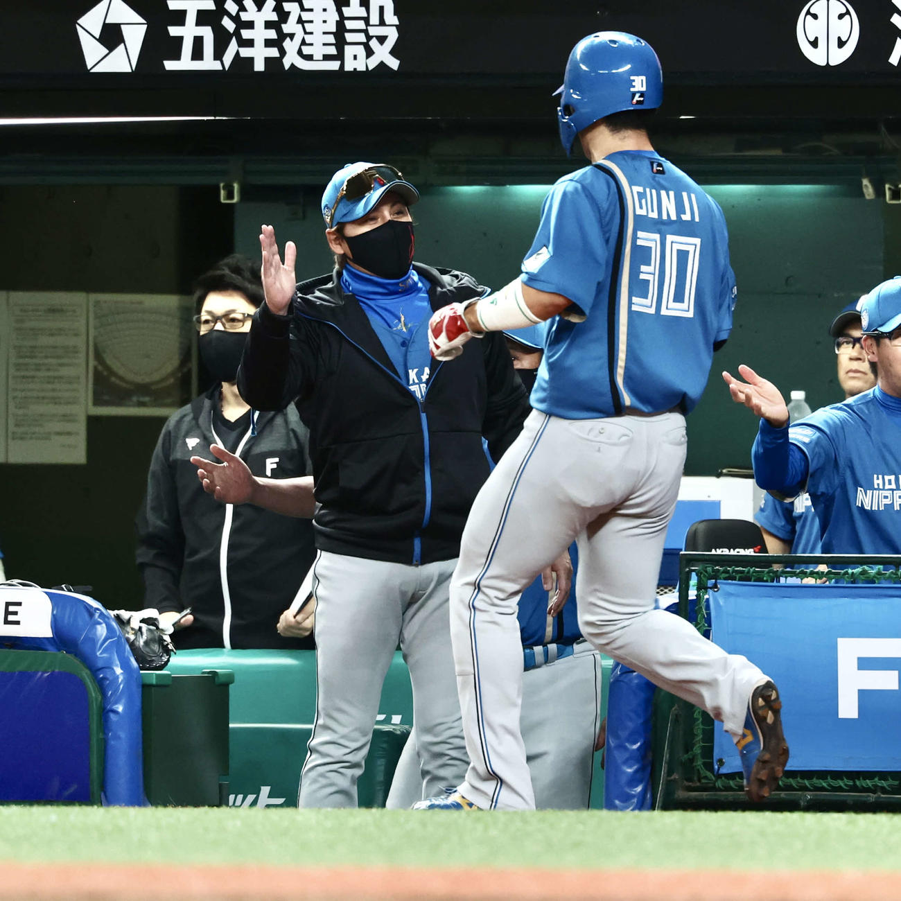 西武対日本ハム　1回表日本ハム1死一、三塁、本塁盗塁で生還した郡司（右）を迎える新庄監督（撮影・河田真司）