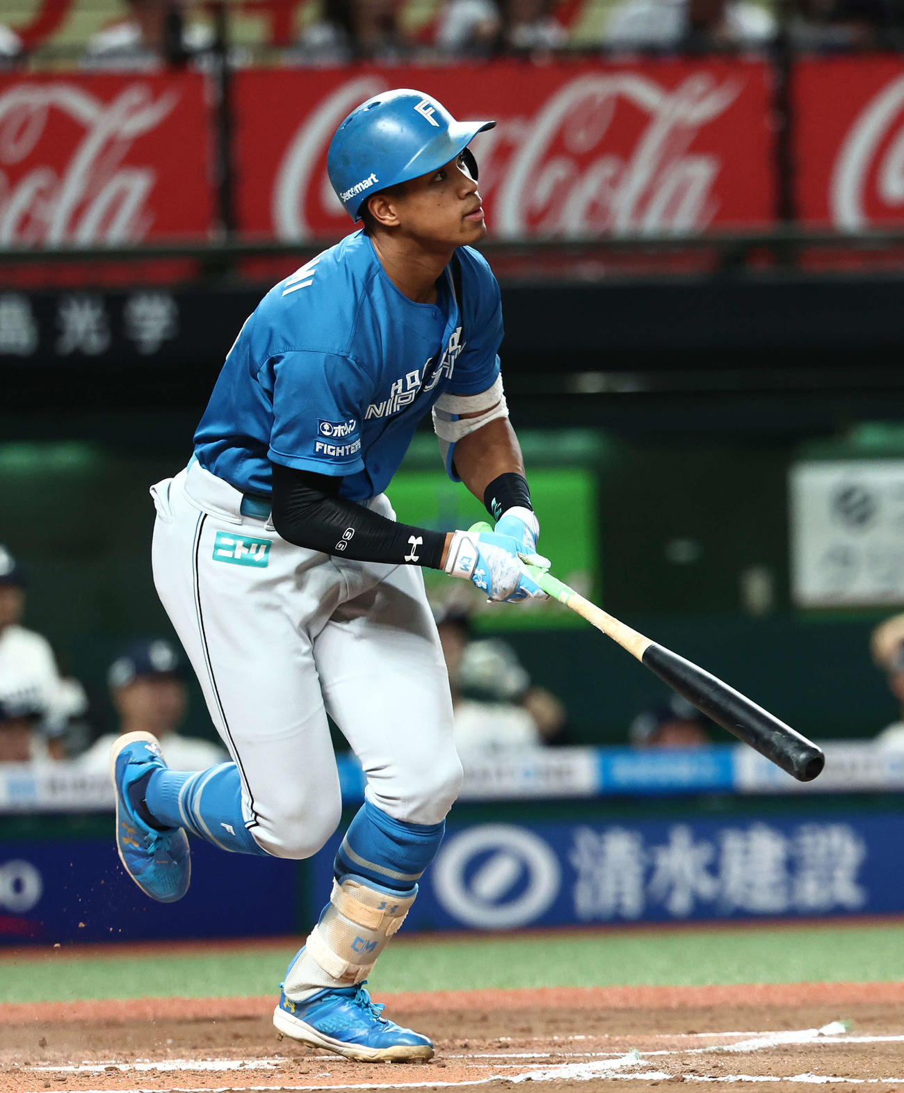 西武対日本ハム　6回表日本ハム無死一塁、右翼線に適時二塁打を放つ万波（撮影・河田真司）