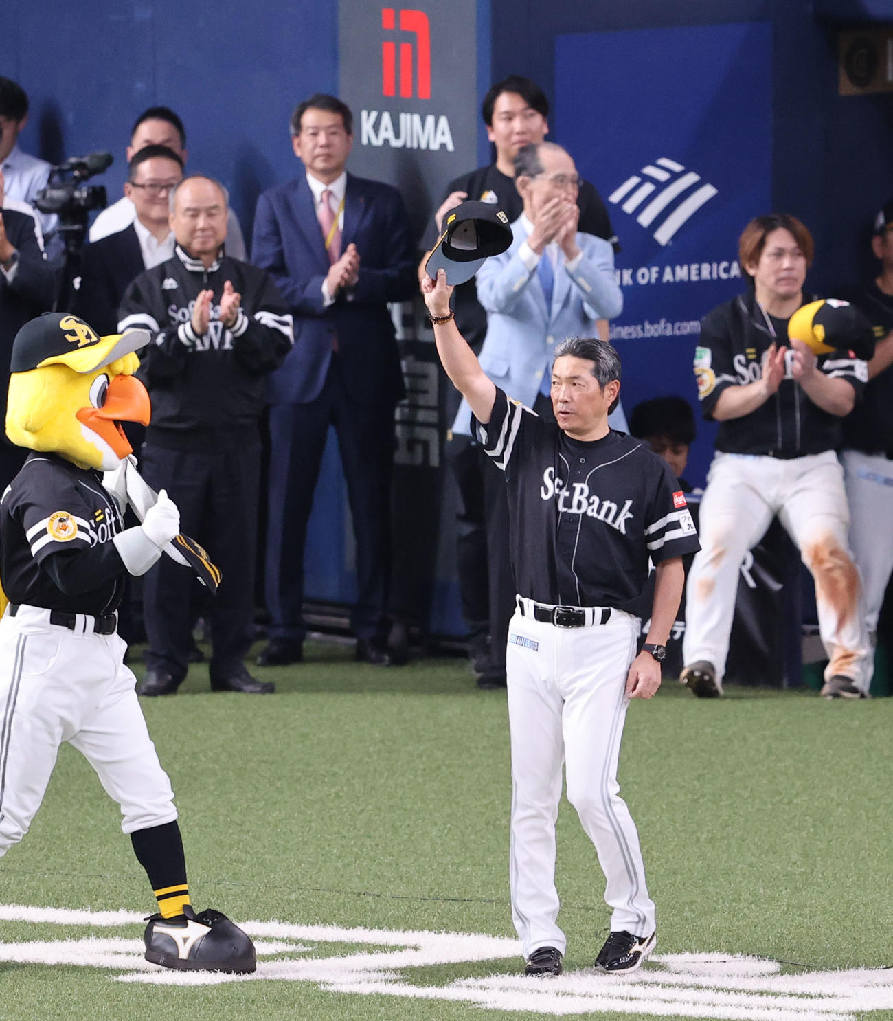 オリックス対ソフトバンク　優勝インタビューを終えた小久保監督はファンにあいさつ（撮影・梅根麻紀）