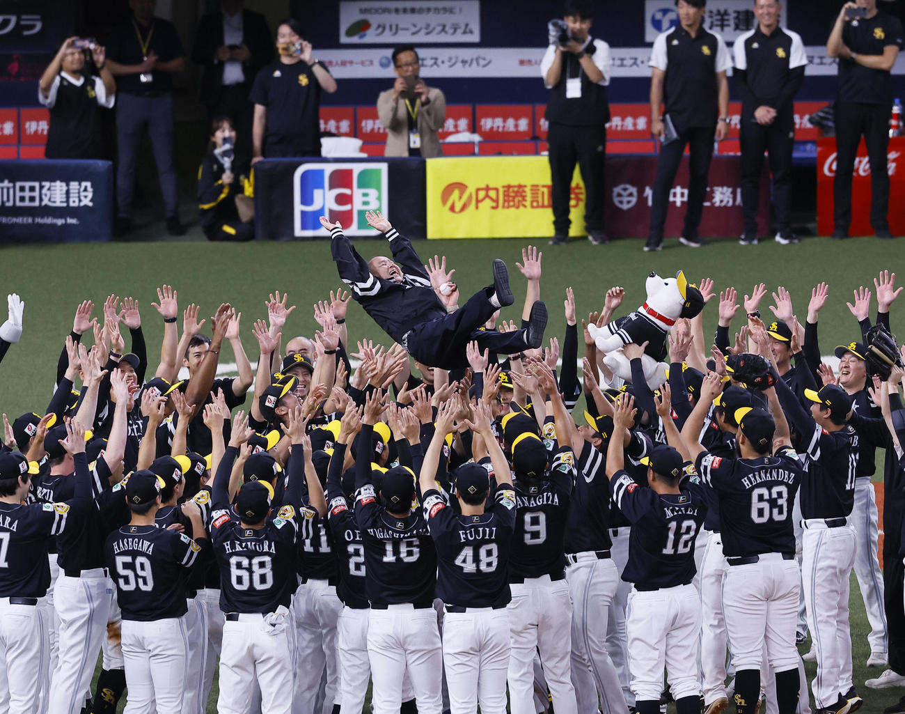 オリックス対ソフトバンク　リーグ優勝を決め、胴上げされるソフトバンク孫オーナー（撮影・藤尾明華）