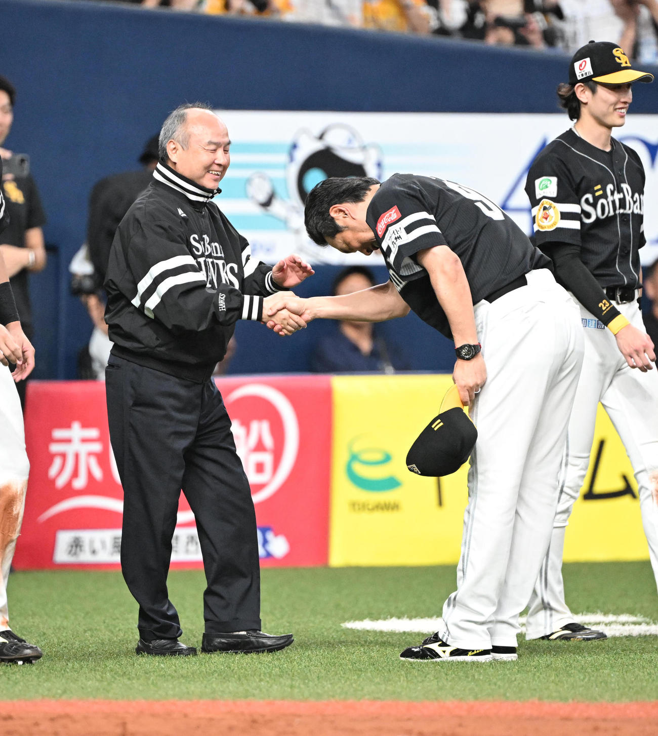 優勝を果たし握手を交わす孫ソフトバンクオーナー（左）と小久保監督（撮影・和賀正仁）