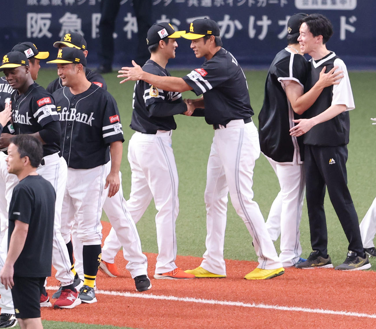 オリックス対ソフトバンク　ナインを出迎える柳田（撮影・梅根麻紀）