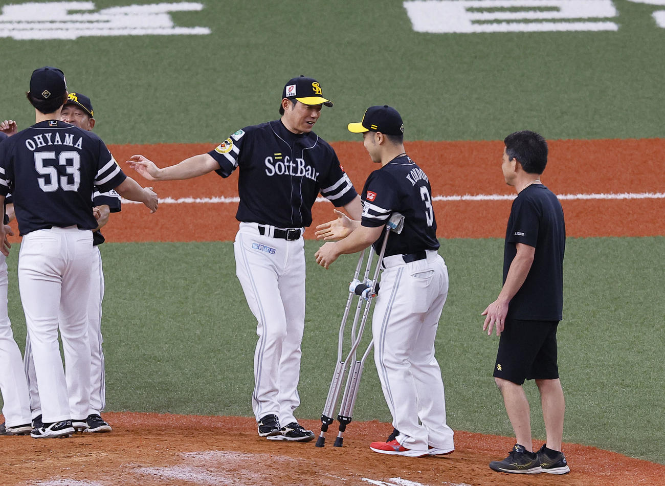 オリックス対ソフトバンク　リーグ優勝を決め抱き合うソフトバンク小久保監督（中央）と近藤（撮影・藤尾明華）