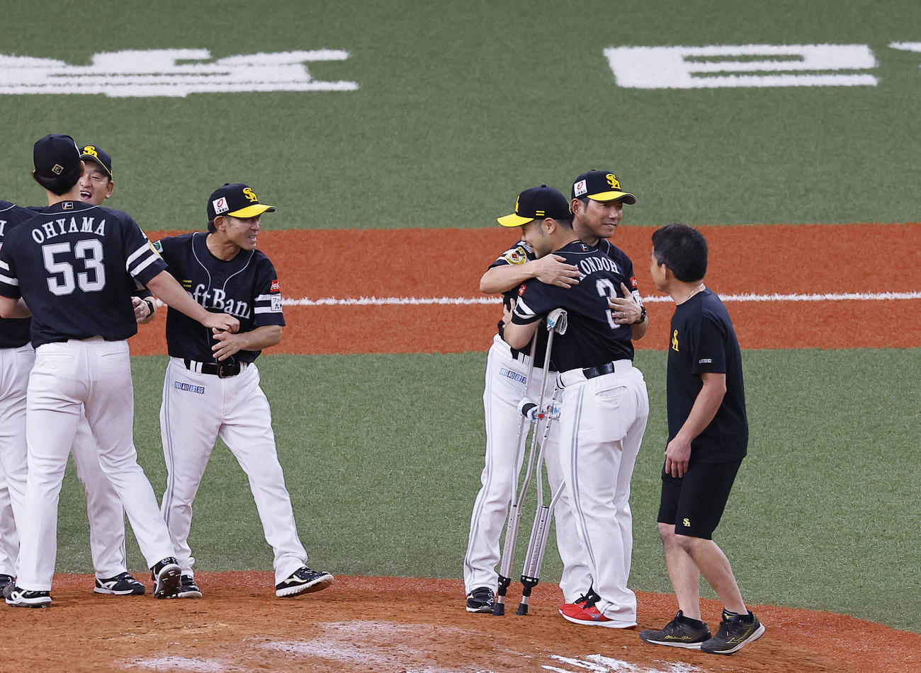 オリックス対ソフトバンク　リーグ優勝を決め抱き合うソフトバンク小久保監督（中央）と近藤（撮影・藤尾明華）