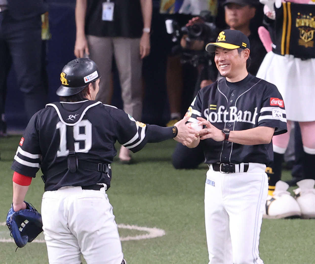 オリックス対ソフトバンク　ウイニングボールを甲斐（左）から受け取る小久保監督（撮影・梅根麻紀）