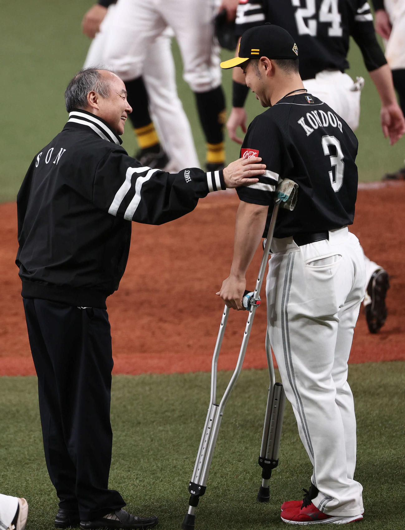 オリックス対ソフトバンク　負傷離脱中の近藤（右）をねぎらうソフトバンク孫オーナー（撮影・西尾就之）