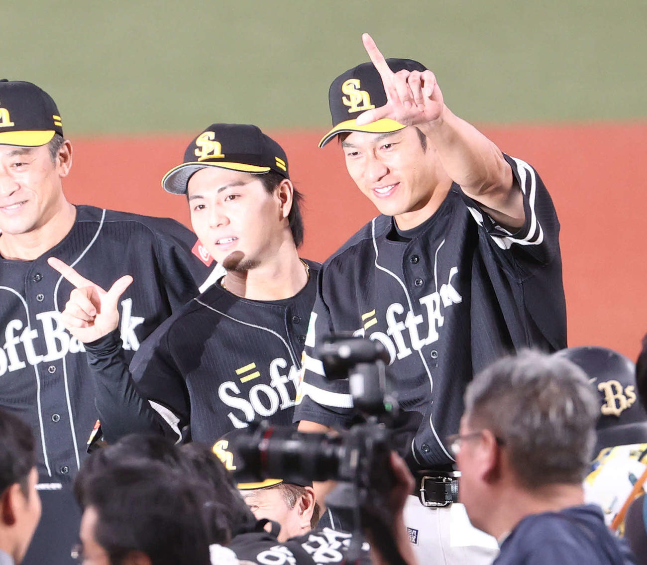 オリックス対ソフトバンク　優勝を決めソフトバンク柳田（右）は佐藤と記念写真に納まる（撮影・西尾就之）