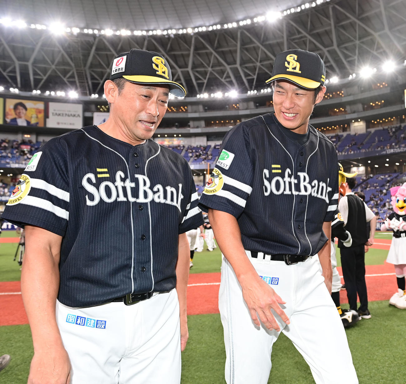 村上コーチと話しながら引き揚げる柳田（撮影・和賀正仁）