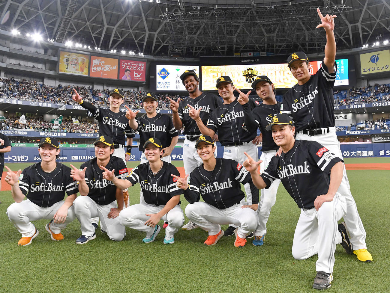 オリックス対ソフトバンク　リーグ優勝を決めて記念撮影する、後列右から柳田、佐藤直、村上コーチ、ウォーカー、近藤、周東、前列右から村松コーチ、柳町、緒方、川村、正木（撮影・岩下翔太）