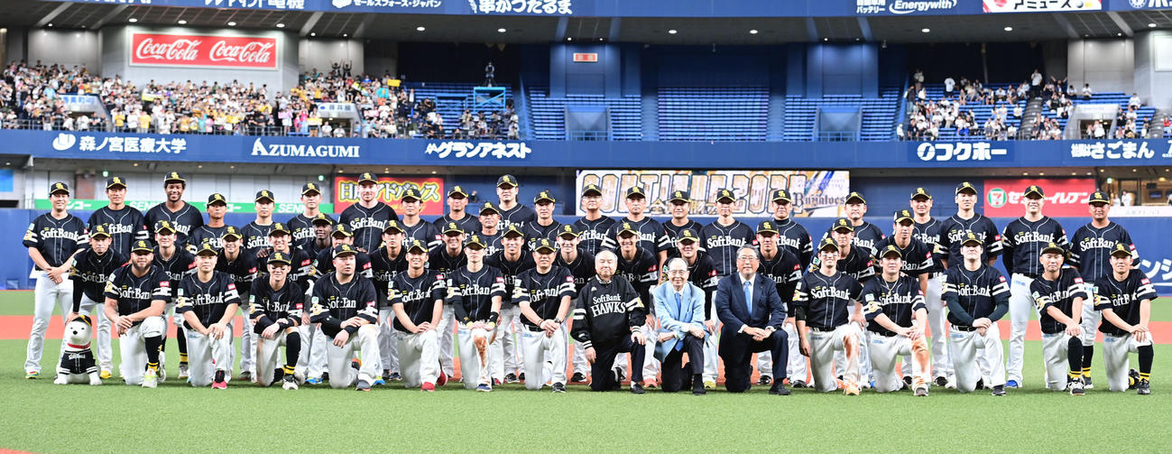 優勝を果たし記念撮影するソフトバンク選手と孫正義ソフトバンクオーナー、王貞治会長、小久保裕紀監督ら（撮影・和賀正仁）