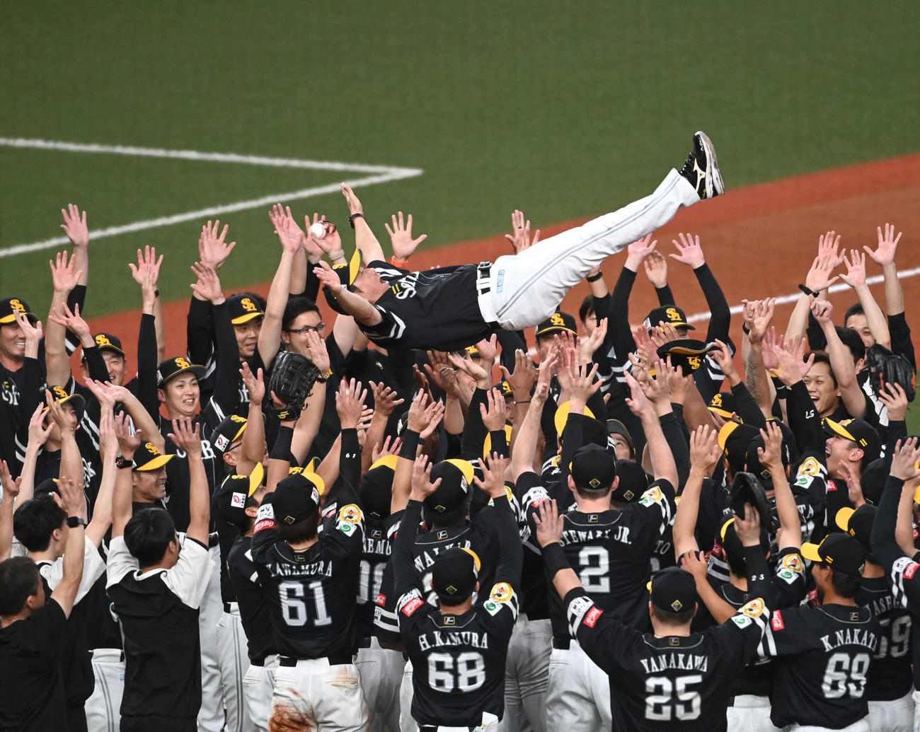 パ・リーグ優勝を決め、ナインから胴上げされるソフトバンク小久保監督（撮影・石井愛子）