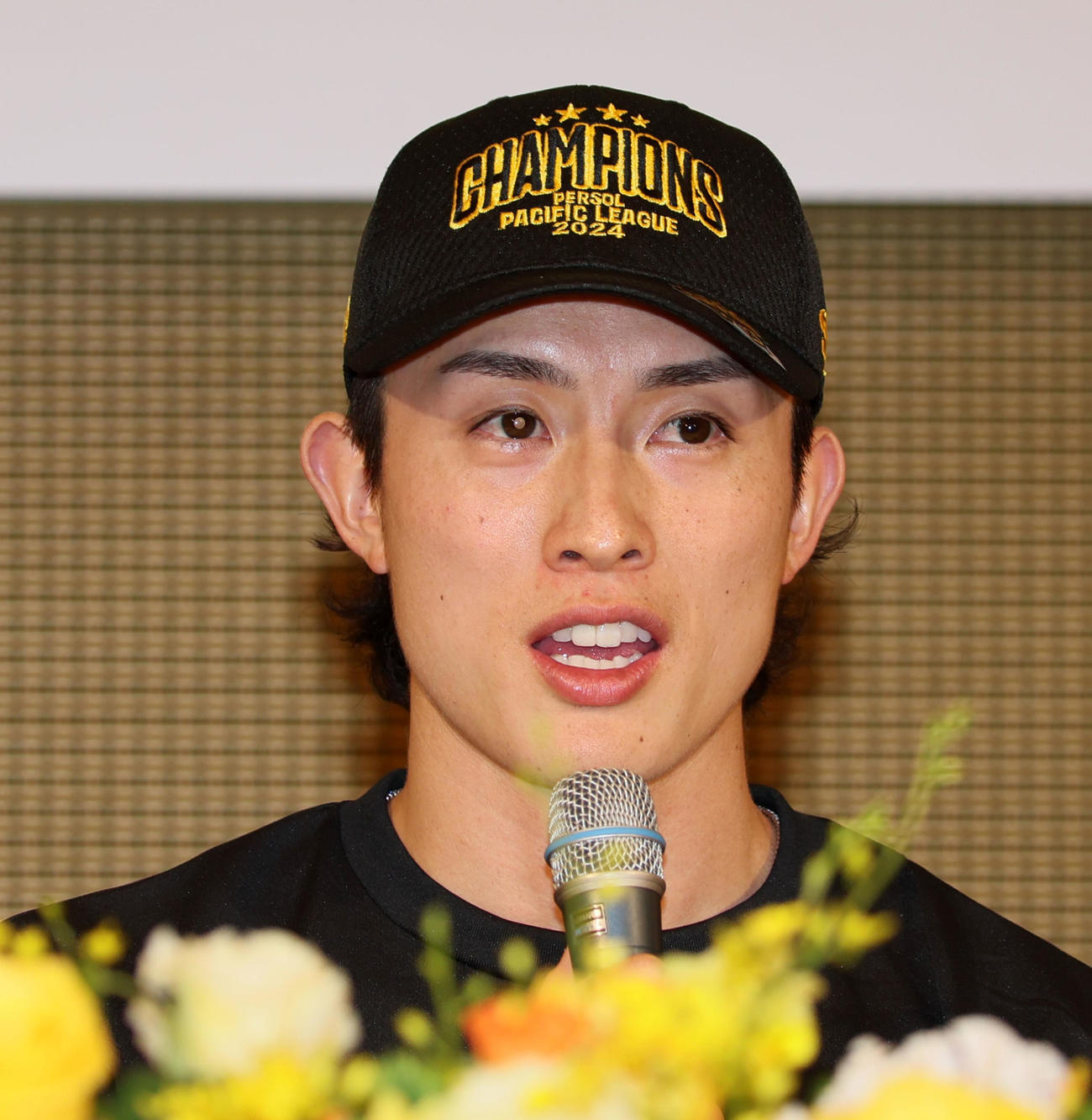 会見で今季の戦いなどを振り返るソフトバンク選手会長の周東（撮影・加藤哉）