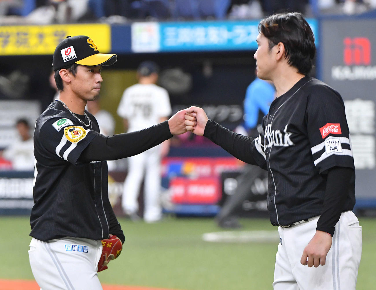 オリックス対ソフトバンク　6回裏オリックス2死一塁、福永を中飛に抑えた2番手の尾形（左）とグータッチを交わす石川（撮影・岩下翔太）