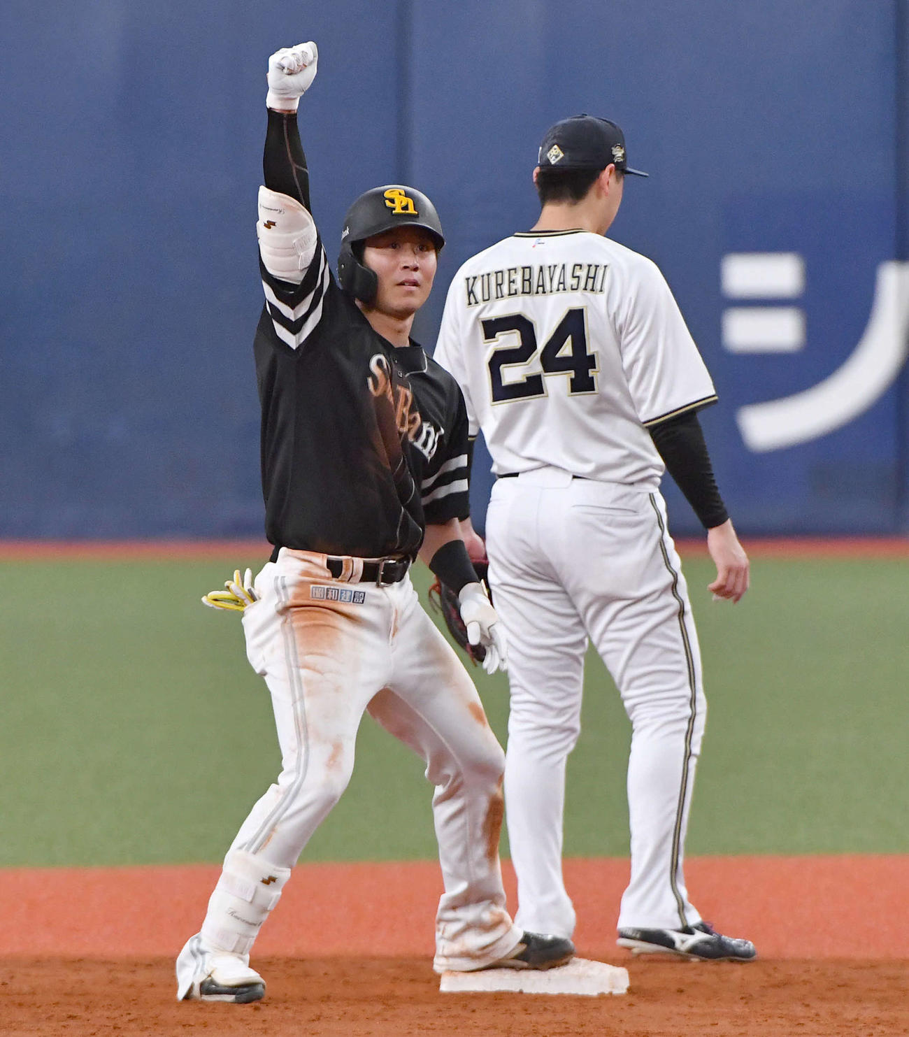 オリックス対ソフトバンク　6回表ソフトバンク2死一、三塁、適時右二塁打を放ち、ベンチに向かってガッツポーズする川村（撮影・岩下翔太）