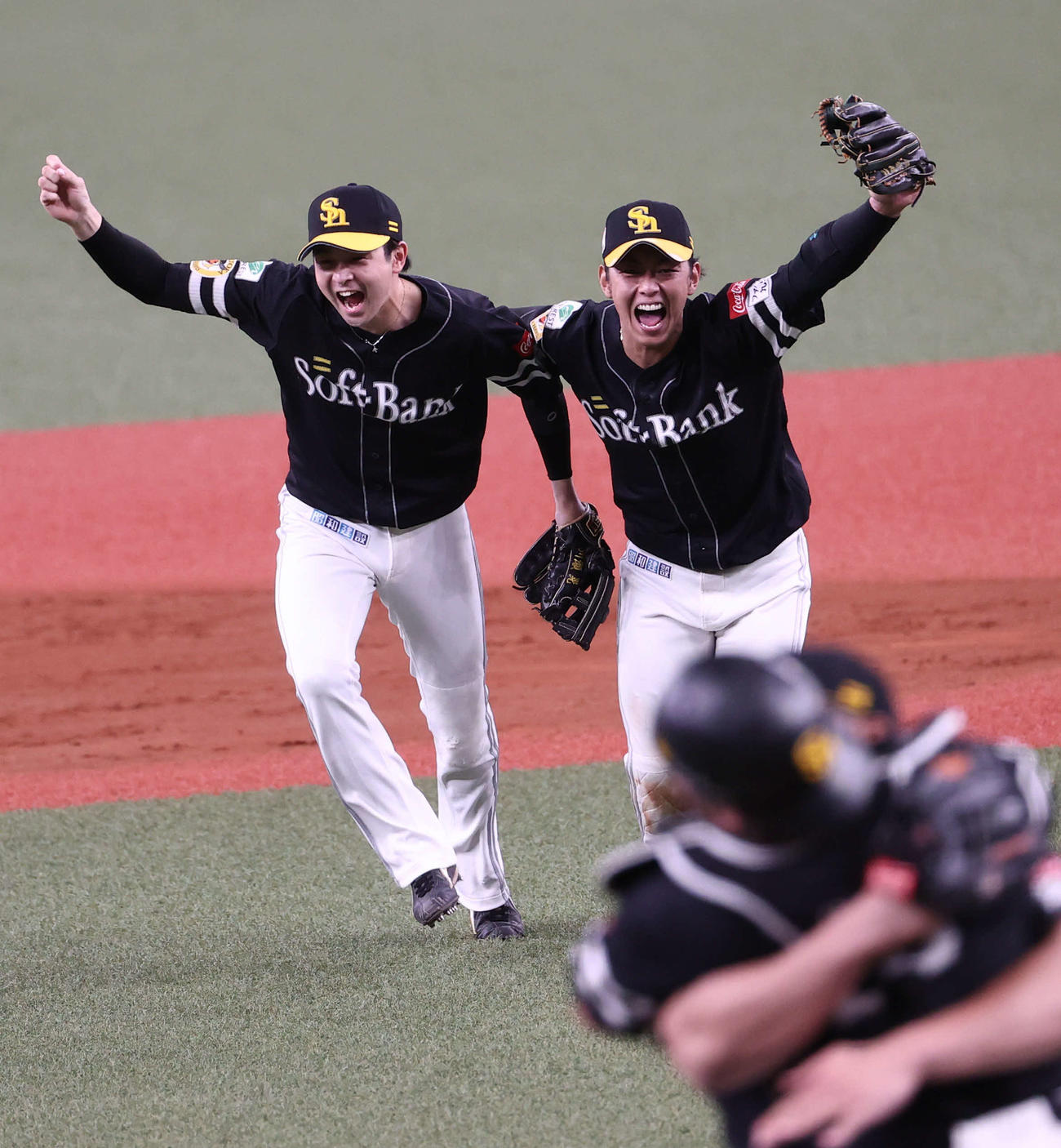 オリックス対ソフトバンク　優勝の瞬間、ソフトバンク今宮（右）は川瀬とともに歓喜の輪に飛び込む（撮影・西尾就之）