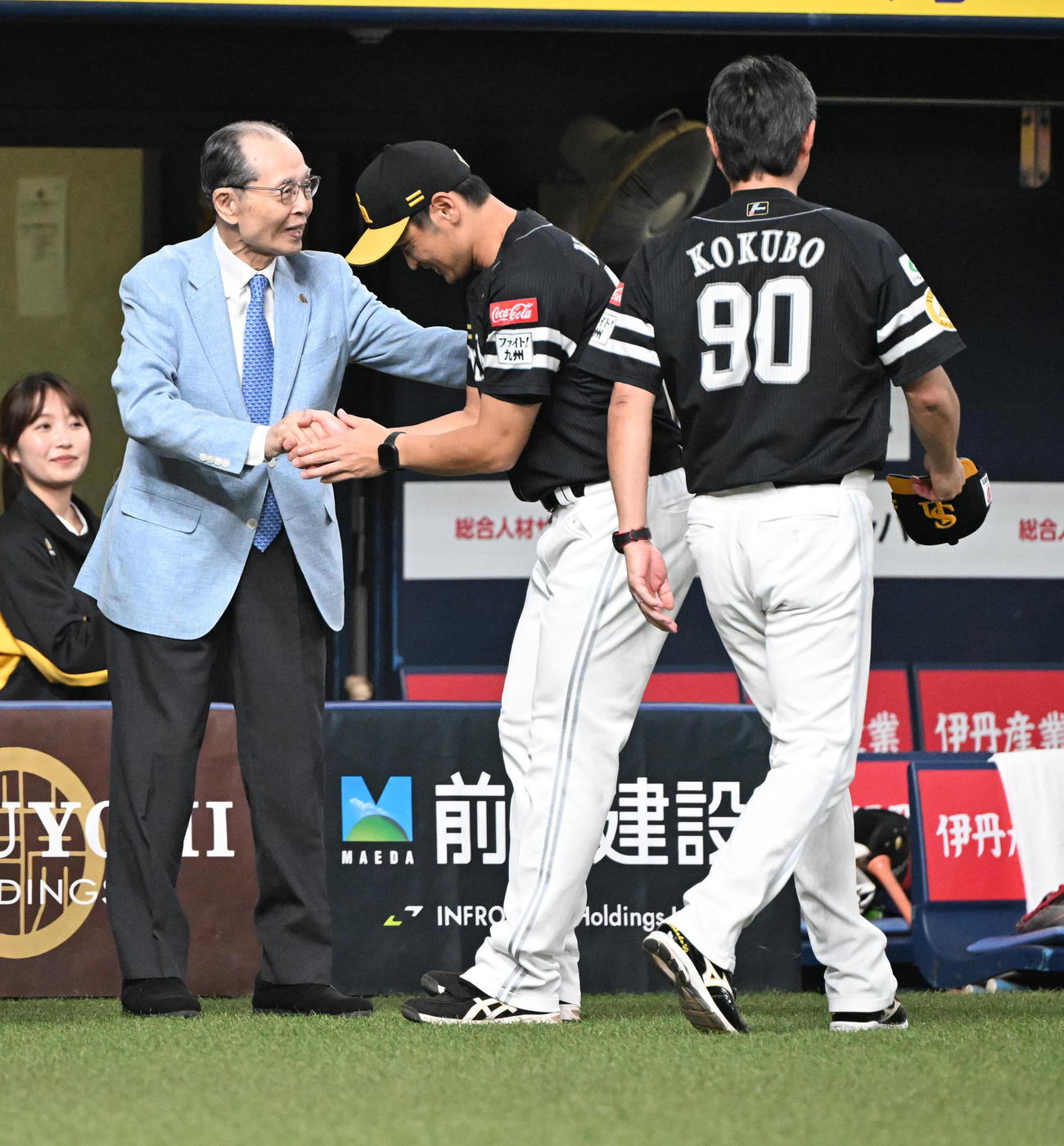 小久保監督（右）らと握手する王会長（撮影・和賀正仁）