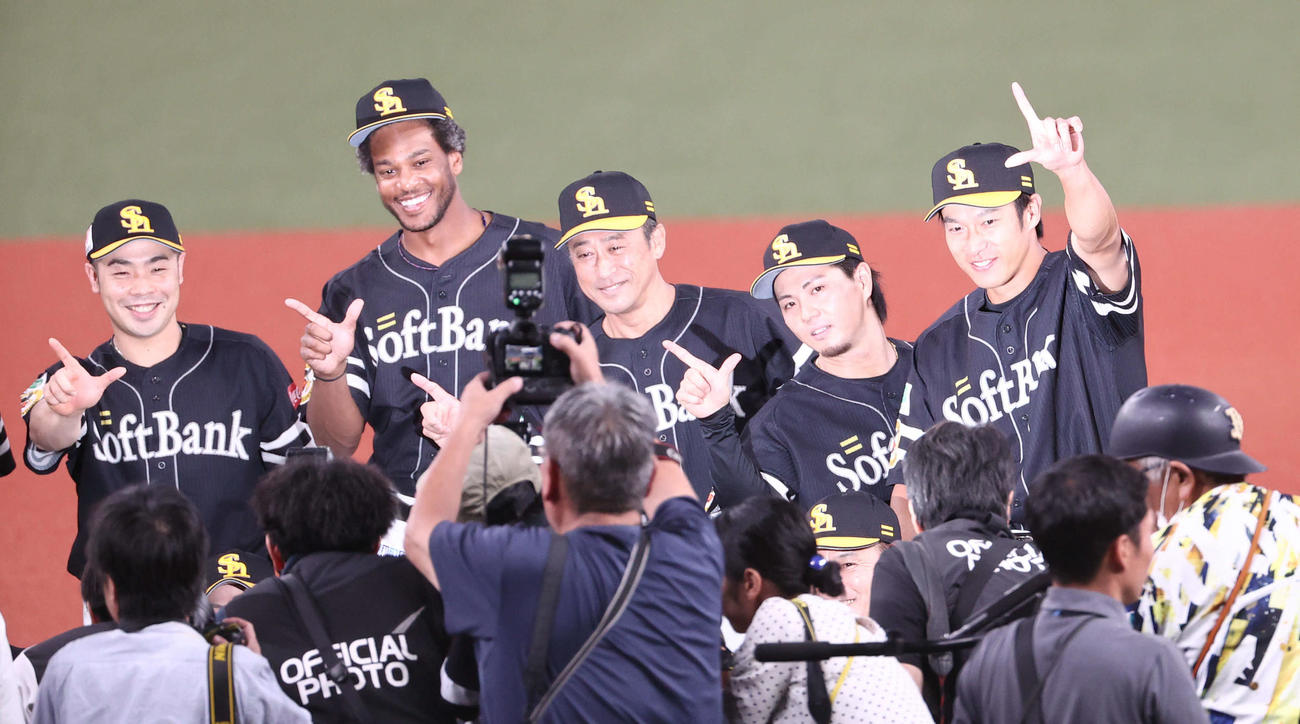 オリックス対ソフトバンク　優勝を決めソフトバンク柳田悠岐（右）はと記念写真に納まる左から近藤、ウォーカー、不明、佐藤直樹（撮影・西尾就之）