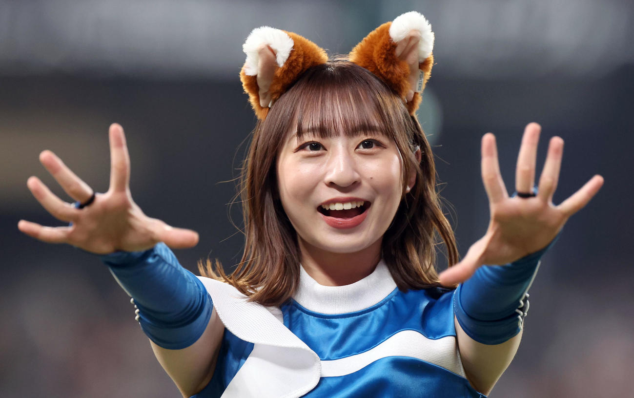 エスコンフィールドでパフォーマンスを行うファイターズガール原藤由衣