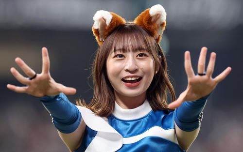 エスコンフィールドでパフォーマンスを行うファイターズガール原藤由衣