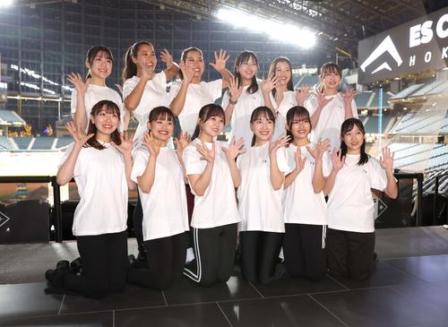 ファイターズガールオーディション 24年の新ファイターズガールに選ばれた、前列左から千葉しずく、鈴木志織、駒野稀子、長谷川陽花、工藤心優、南橋りお、後列左から山口瑠伽、水落桜子、水落桃子、初田美優、新井田愛理、原藤由衣