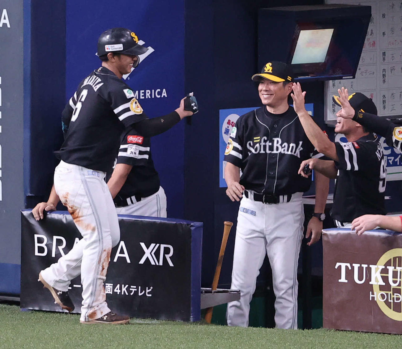 オリックス対ソフトバンク　1回表ソフトバンク2死一、二塁、中村晃の右前先制適時打で生還した今宮（左）を迎える小久保監督（撮影・梅根麻紀）