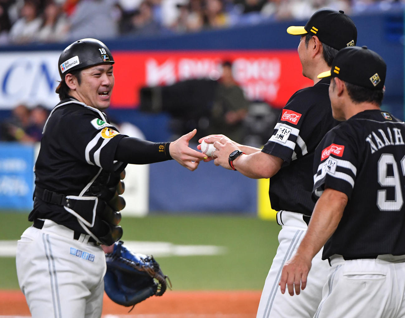 オリックス対ソフトバンク　リーグ優勝を決め、甲斐（左）からウイニングボールを受ける小久保監督（撮影・岩下翔太）