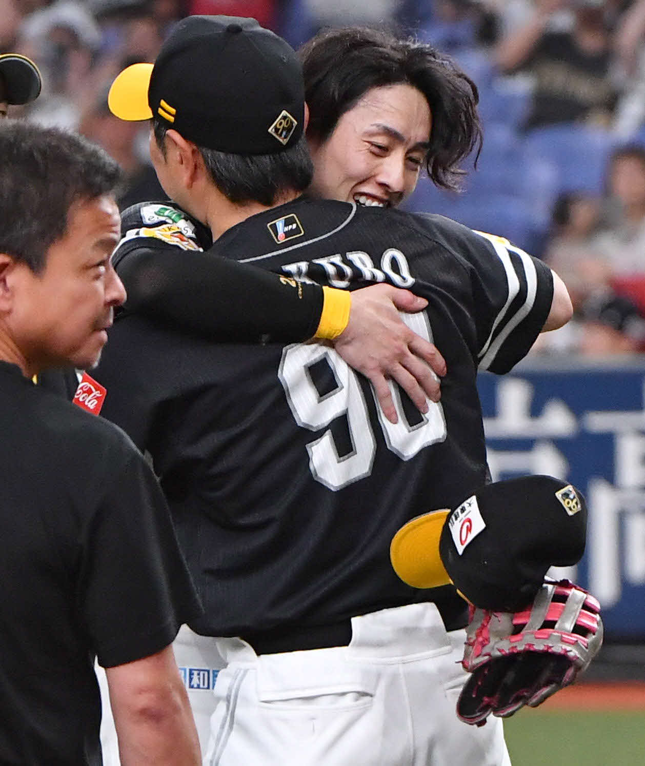 オリックス対ソフトバンク　リーグ優勝を決め、小久保監督（右）と抱き合う周東（撮影・岩下翔太）
