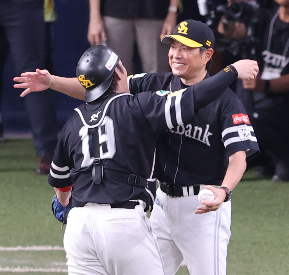 オリックス対ソフトバンク　ウイニングボールを甲斐から受け取る小久保監督（撮影・梅根麻紀）