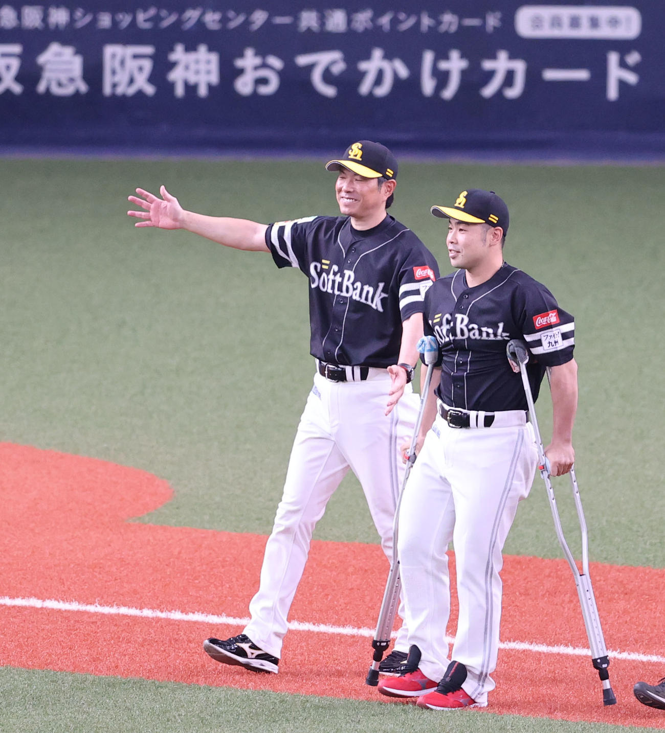 オリックス対ソフトバンク　ナインを出迎える小久保監督（撮影・梅根麻紀）