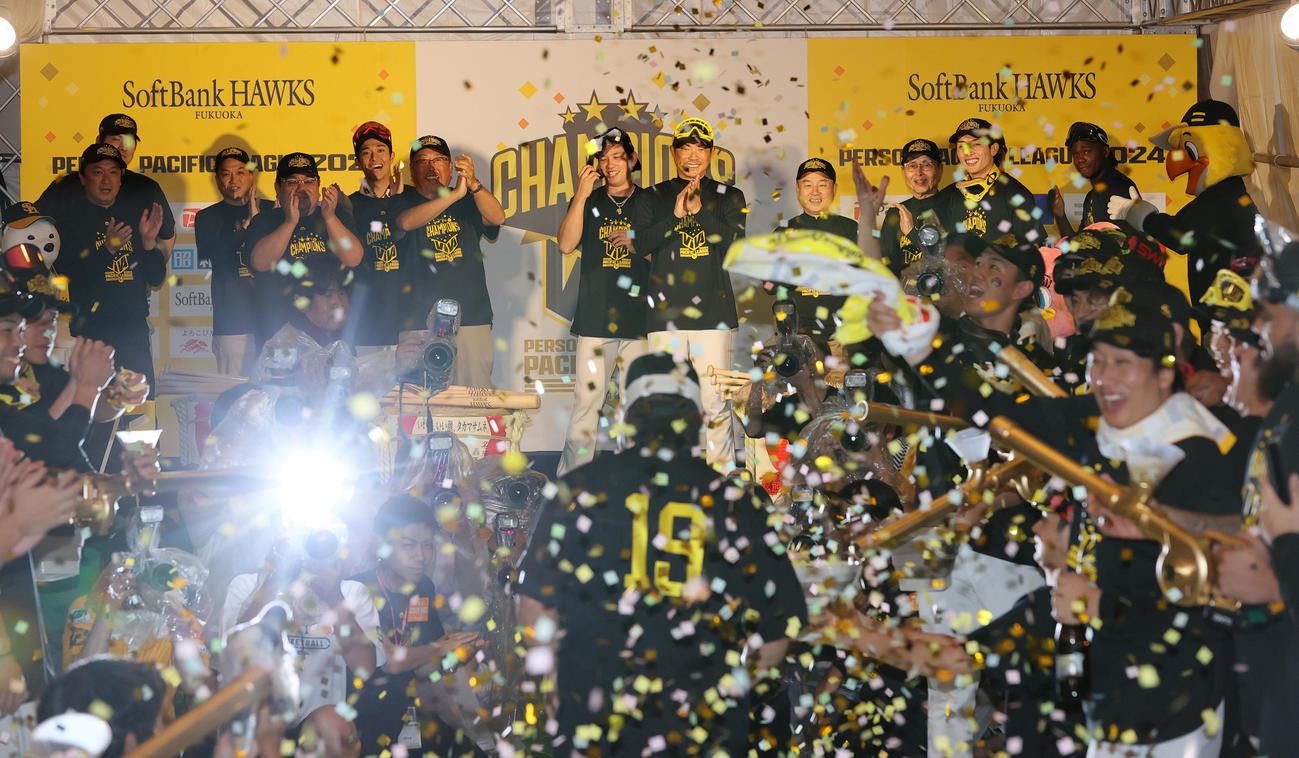 パ・リーグ優勝を決め祝勝会で盛り上がるソフトバンクの選手ら（撮影・上山淳一）