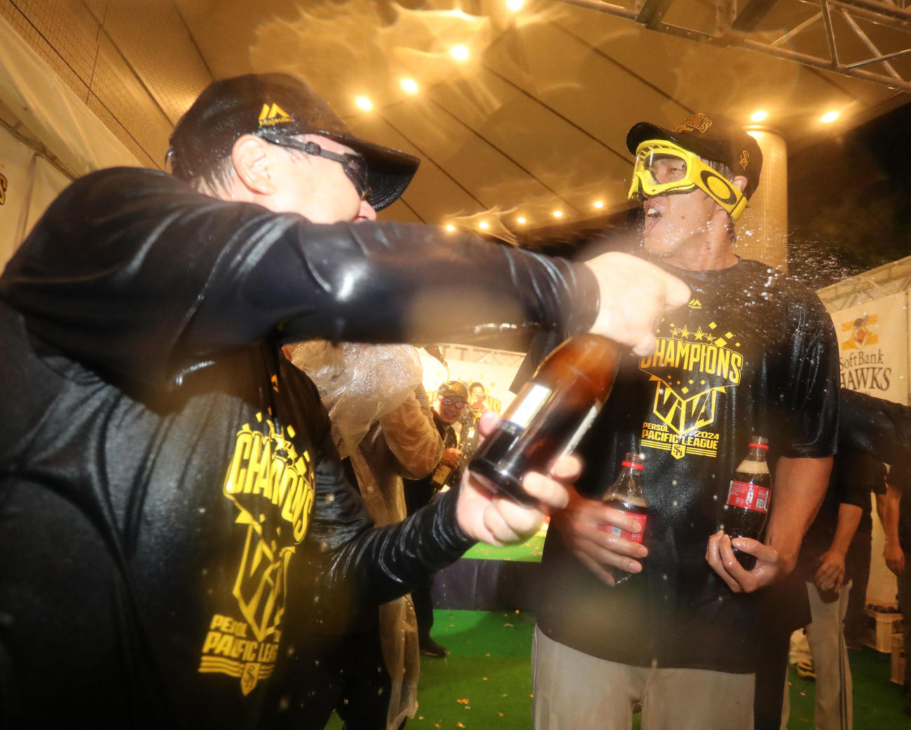 祝勝会で孫オーナー（左）にビールをかけられるソフトバンク柳田（撮影・梅根麻紀）