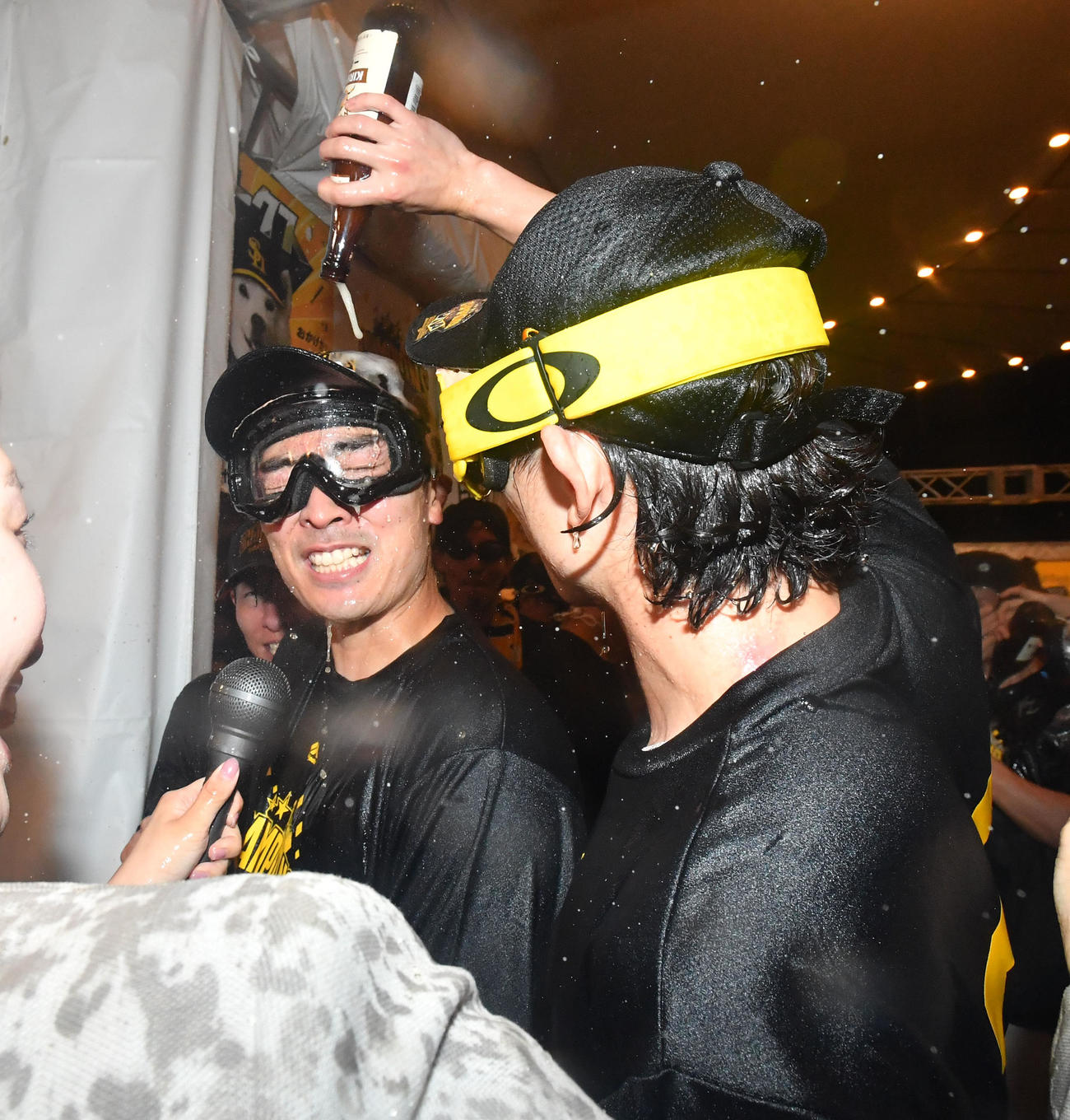 優勝祝勝会で周東（右）からビールをかけられる和田（撮影・岩下翔太）