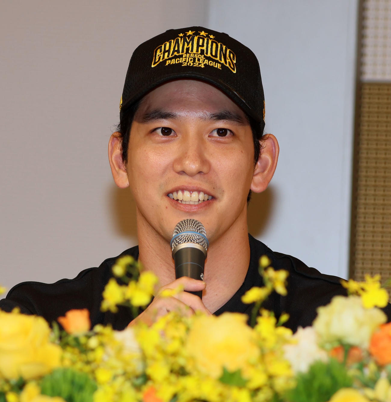 優勝記者会見で話す栗原（撮影・加藤哉）